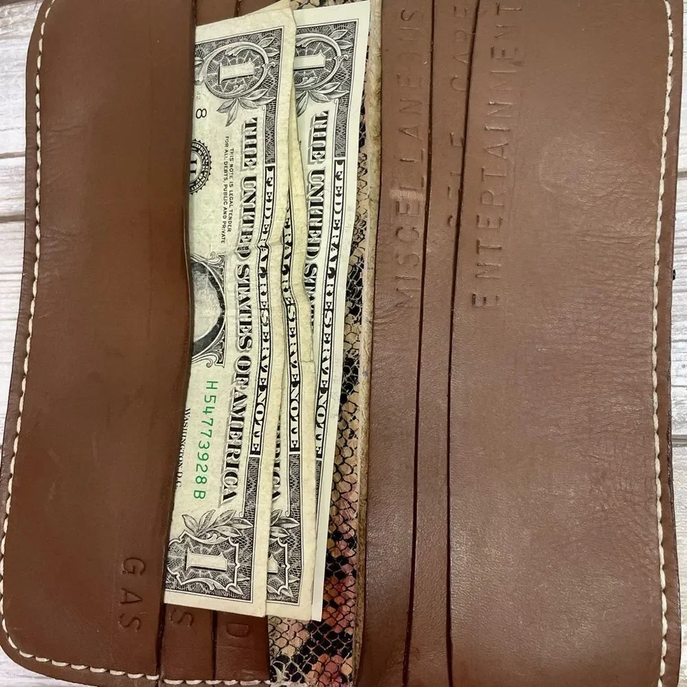 Leather snake skin wallet has cash pockets so that you can stick to your budget - Picture 11 of 14